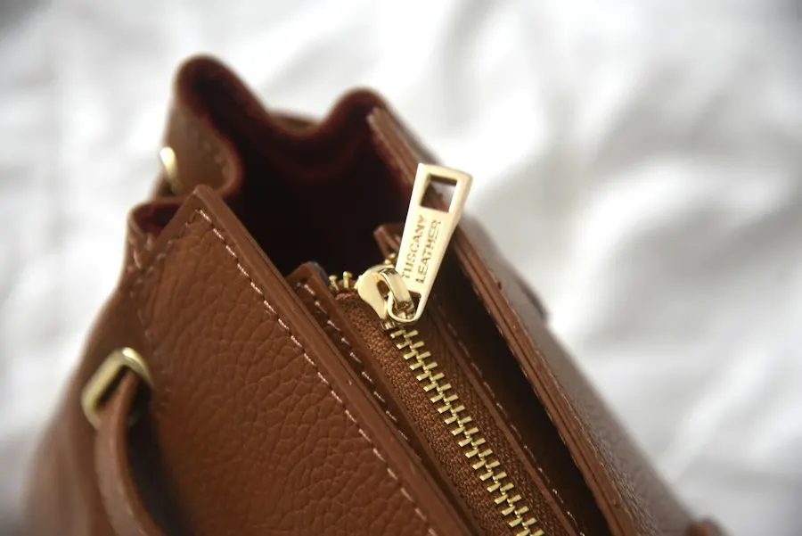 Elegant Brown Leather Handbag - Effortless All-Day Glam