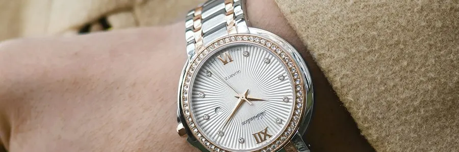 Iconic Gold Watch - Travel-Ready Favourite