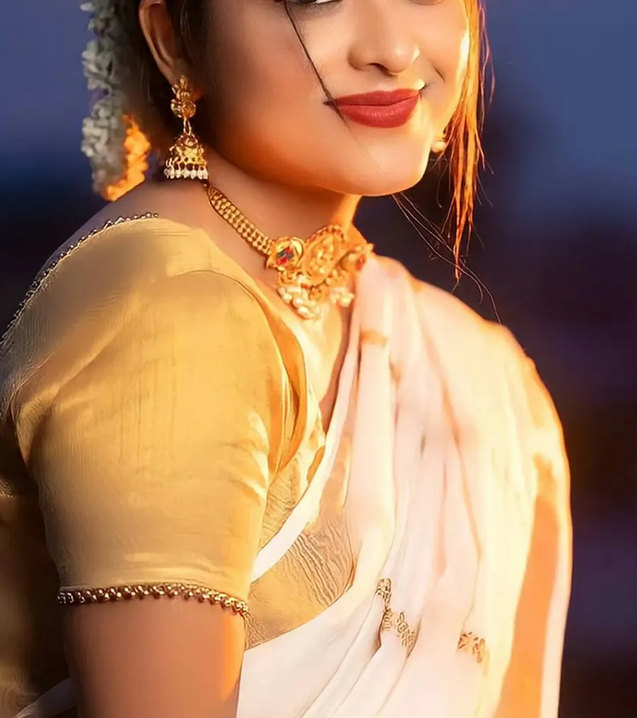Regal White Gold Saree - Shine This Diwali